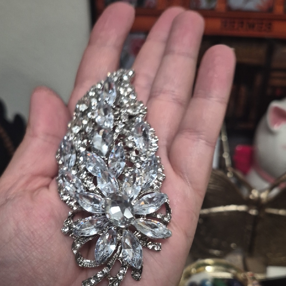 Crystal&glass Floral Statement Brooch - Clear/Silver